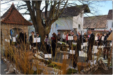 Komisija si je na vrtu Ipavčeve hiše ogledala strnjeno predstavitev območja.