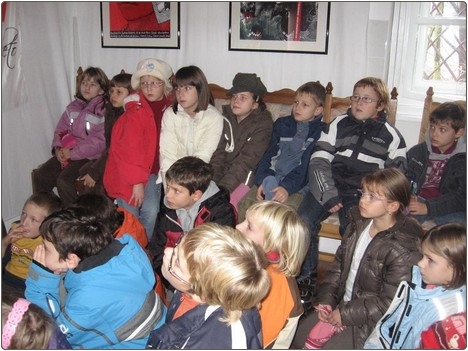 Otroci z OŠ F. Malgaja gledajo dokumentarni film o Ipavcih